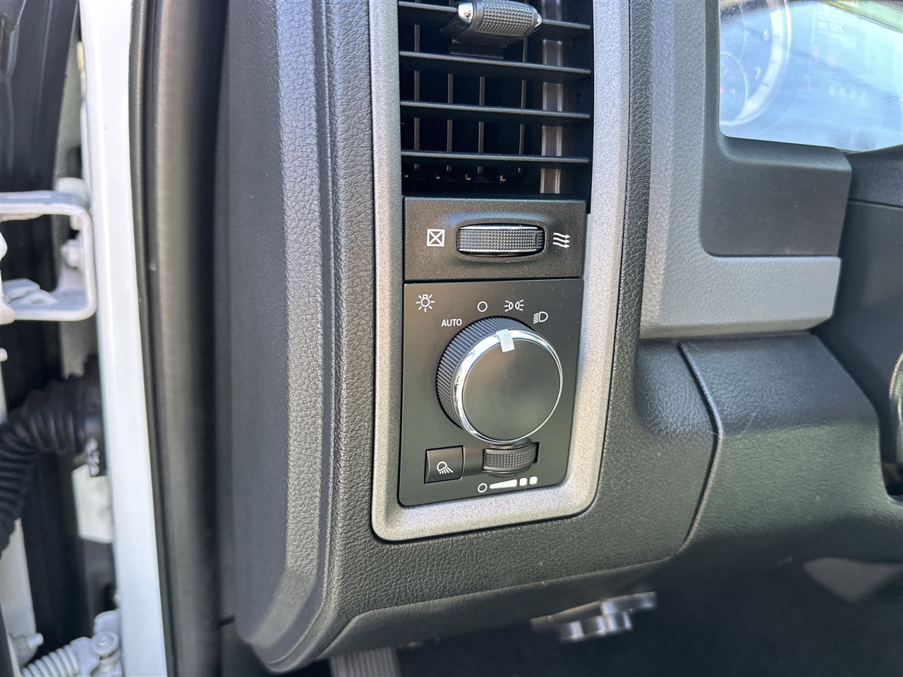 RAM 1500 Tradesman Quad Cab 4WD 2017 RAM 1500 Tradesman Quad Cab 4WD 2017