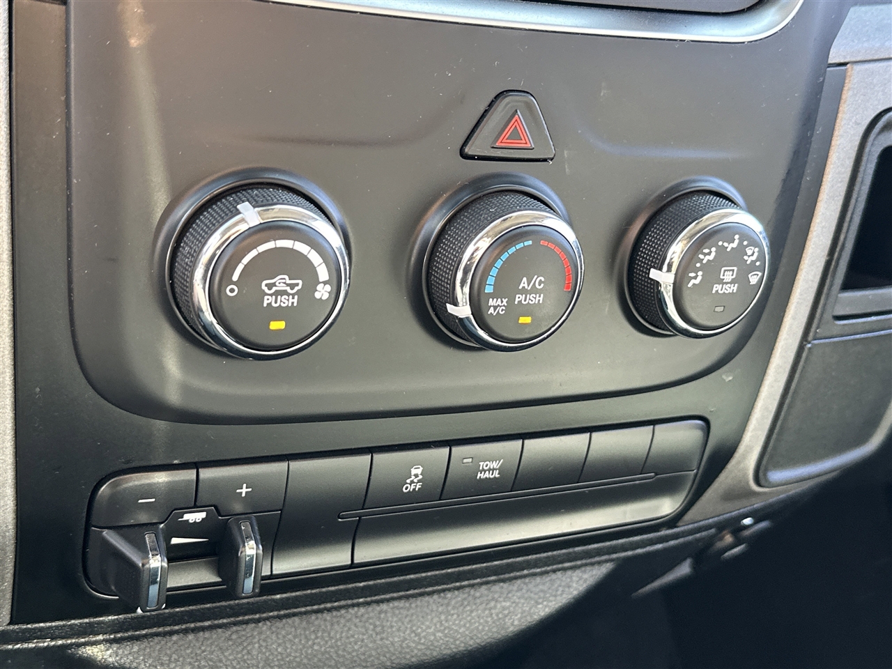 RAM 1500 Tradesman Quad Cab 4WD 2017 RAM 1500 Tradesman Quad Cab 4WD 2017