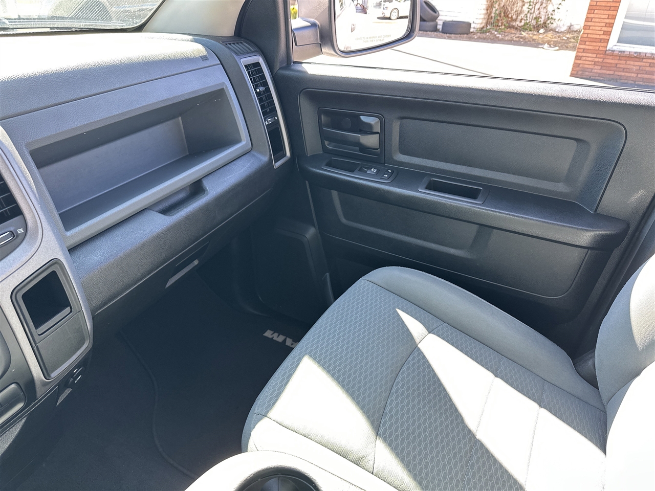 RAM 1500 Tradesman Quad Cab 4WD 2017 RAM 1500 Tradesman Quad Cab 4WD 2017