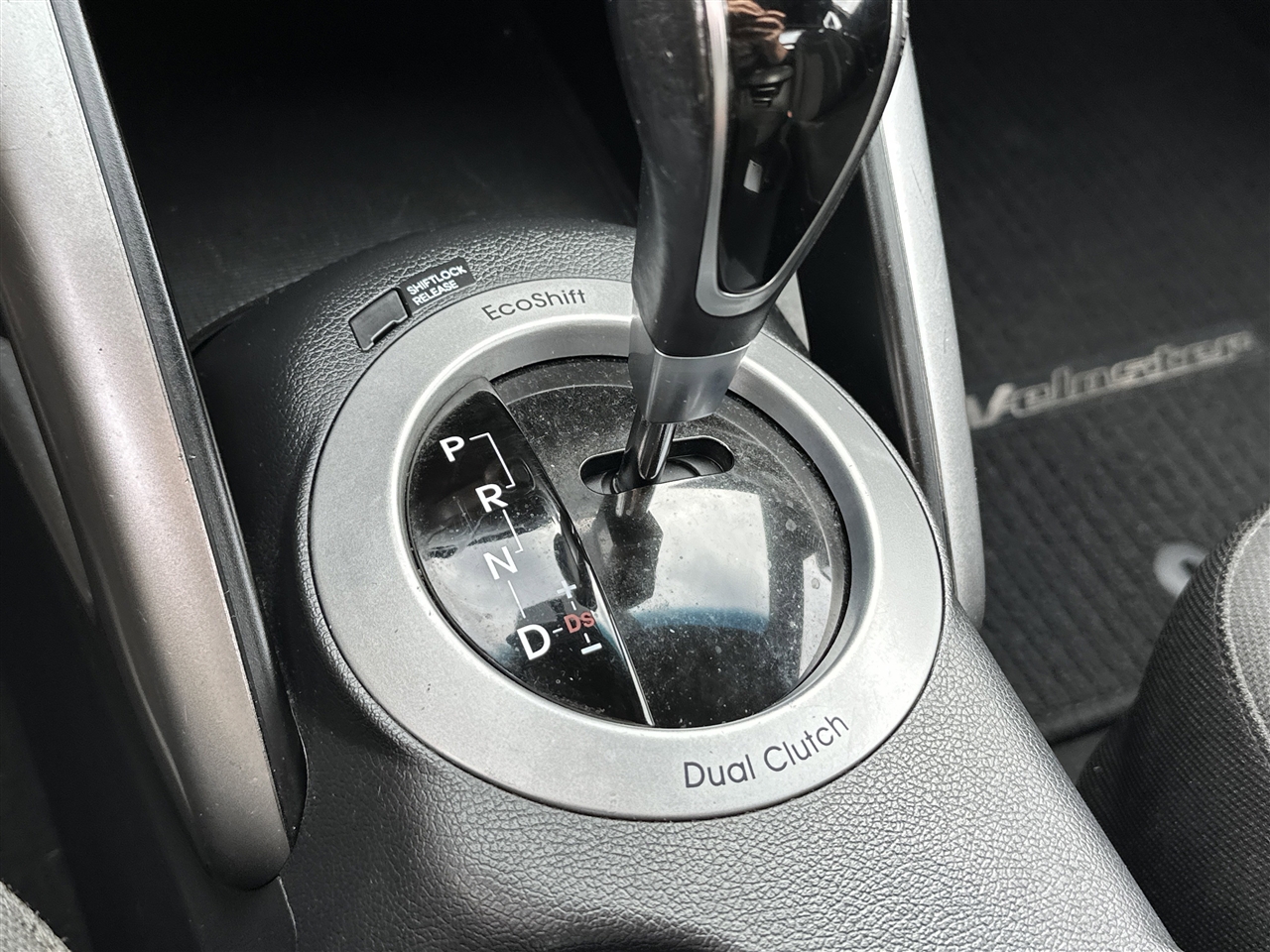 Hyundai Veloster Base 6MT 2017 Hyundai Veloster Base 6MT 2017