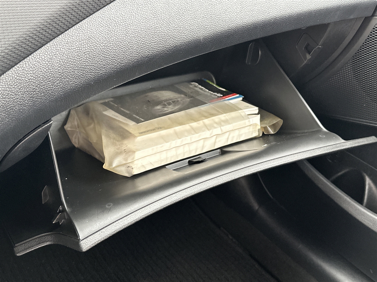 Hyundai Veloster Base 6MT 2017 Hyundai Veloster Base 6MT 2017