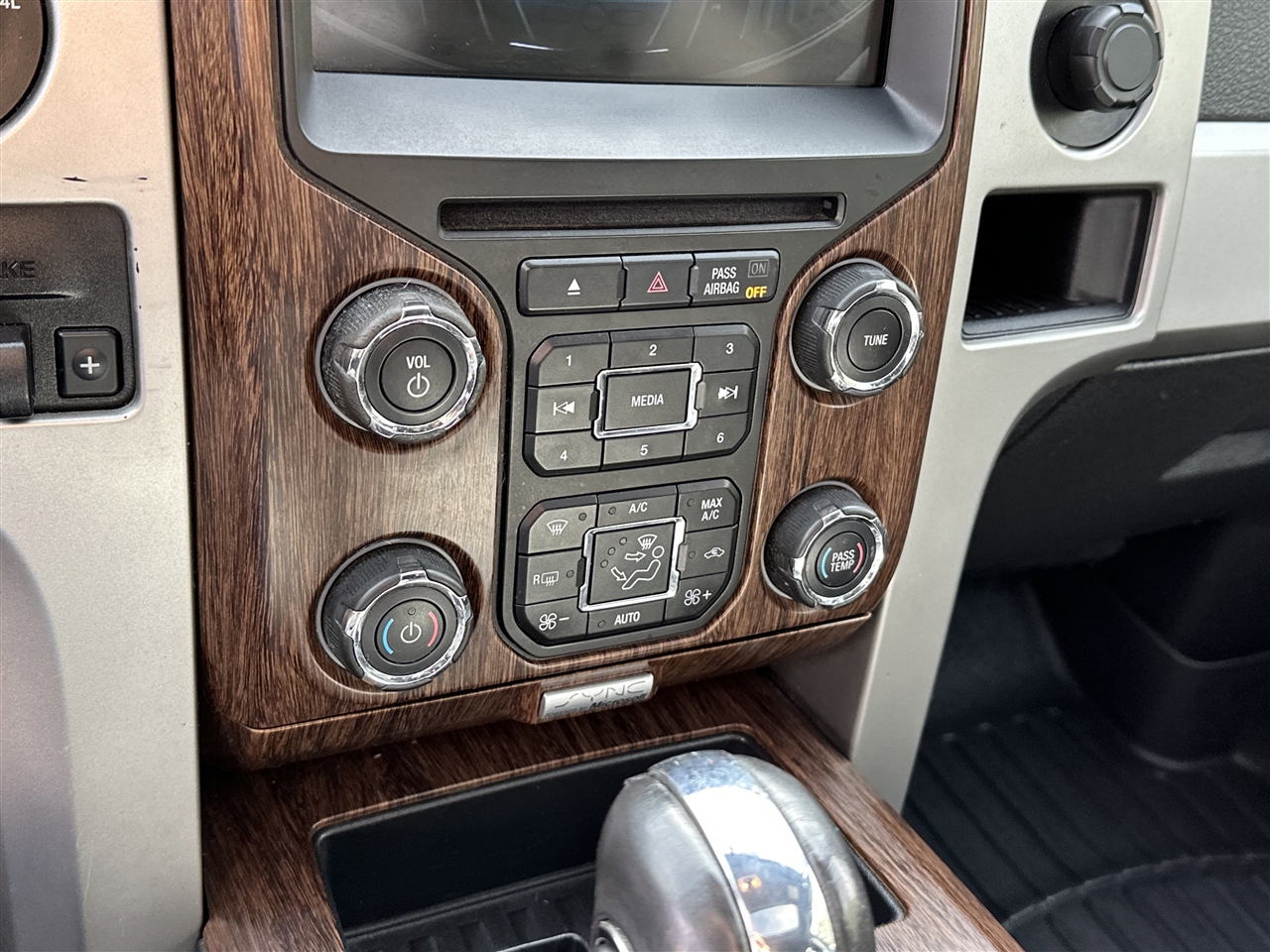 Ford F-150 Lariat SuperCrew 5.5-ft. Bed 4WD 2014 Ford F-150 Lariat SuperCrew 5.5-ft. Bed 4WD 2014