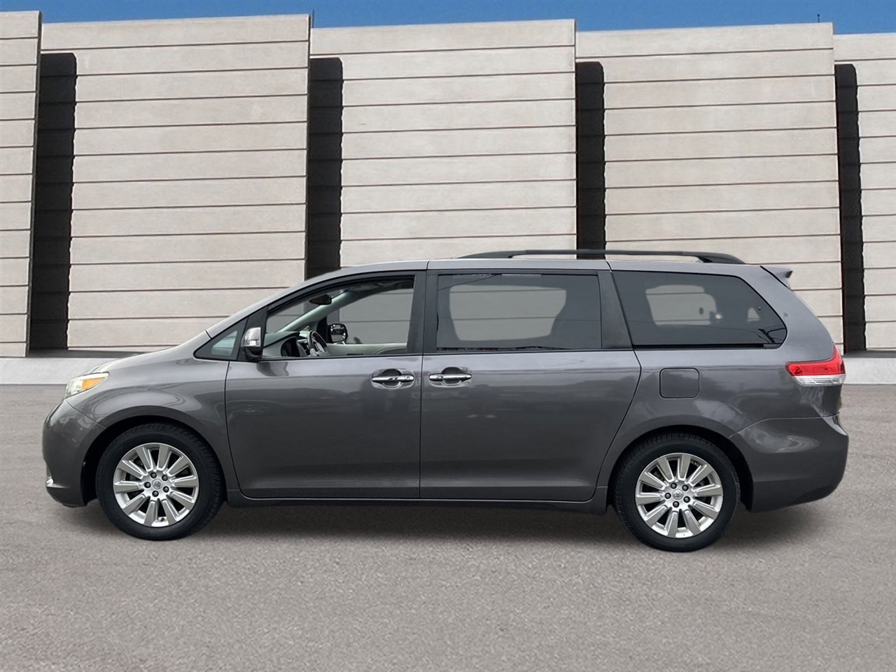 Toyota Sienna XLE FWD 8-Passenger V6 2013 Toyota Sienna XLE FWD 8-Passenger V6 2013