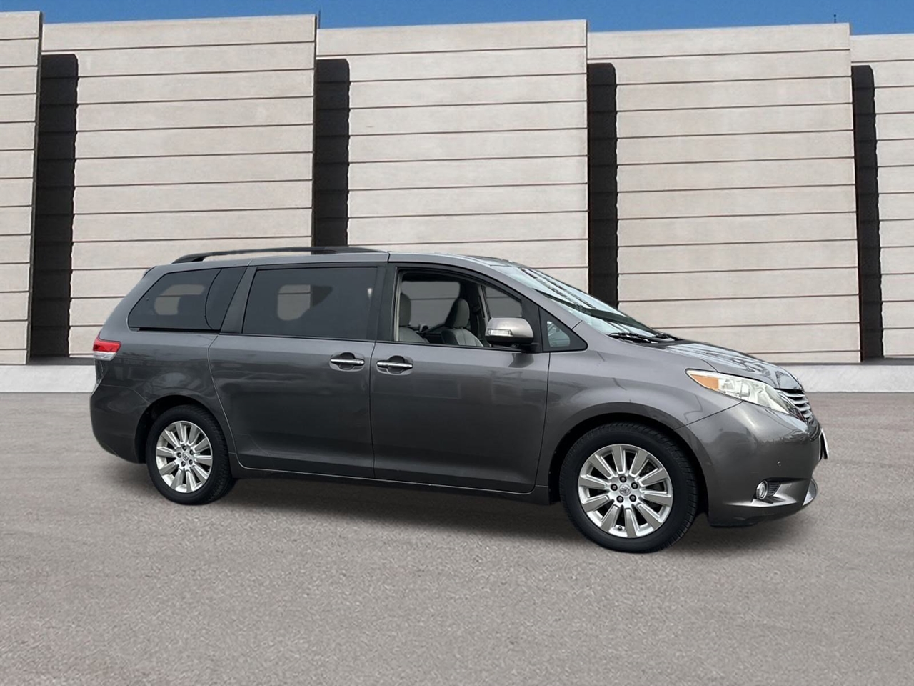 Toyota Sienna XLE FWD 8-Passenger V6 2013 Toyota Sienna XLE FWD 8-Passenger V6 2013