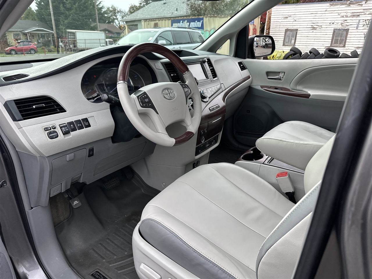 Toyota Sienna XLE FWD 8-Passenger V6 2013 Toyota Sienna XLE FWD 8-Passenger V6 2013