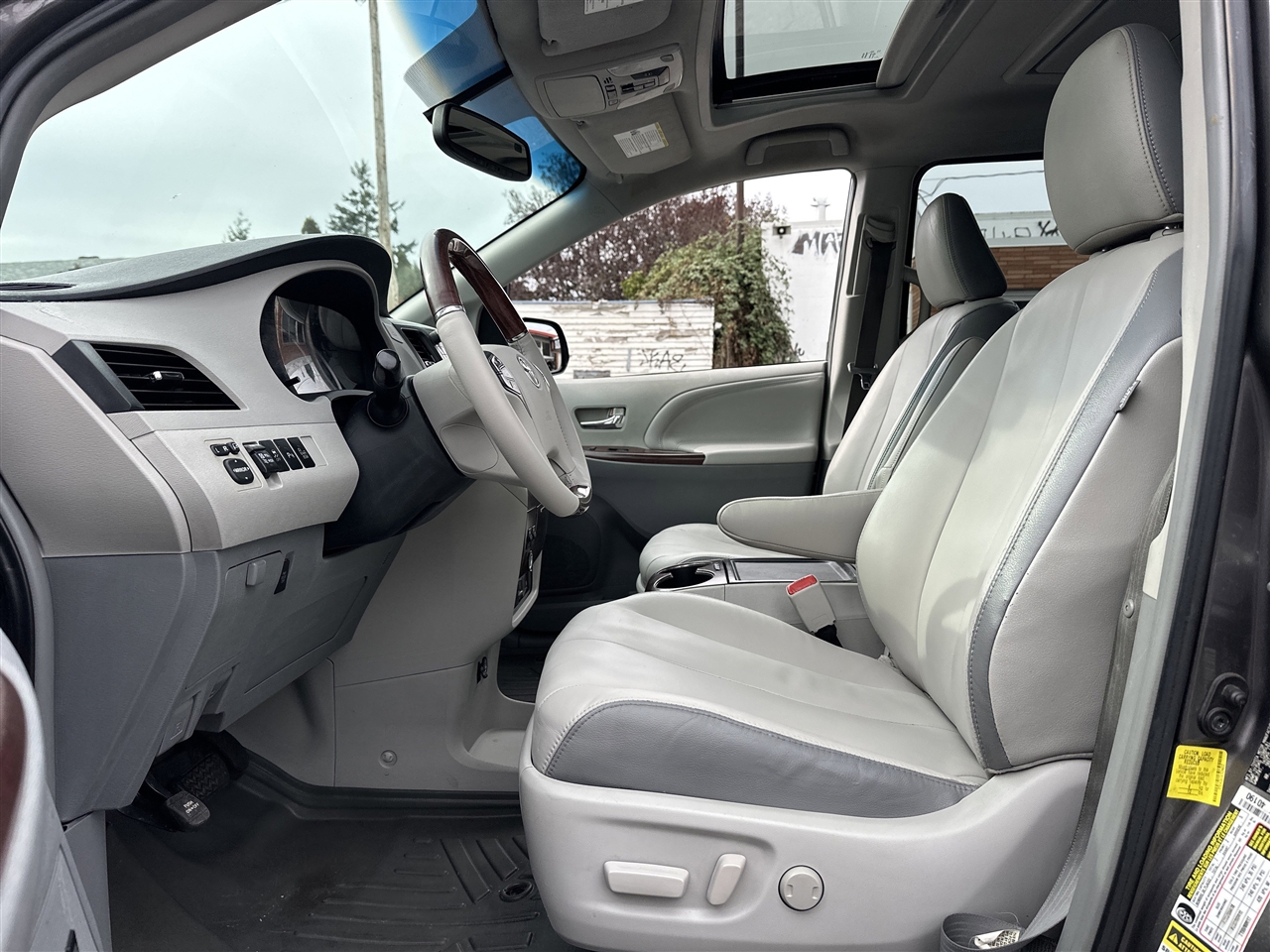 Toyota Sienna XLE FWD 8-Passenger V6 2013 Toyota Sienna XLE FWD 8-Passenger V6 2013