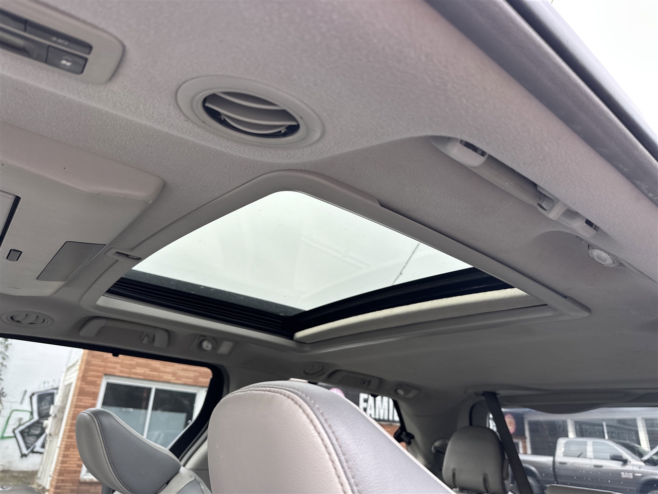 Toyota Sienna XLE FWD 8-Passenger V6 2013 Toyota Sienna XLE FWD 8-Passenger V6 2013