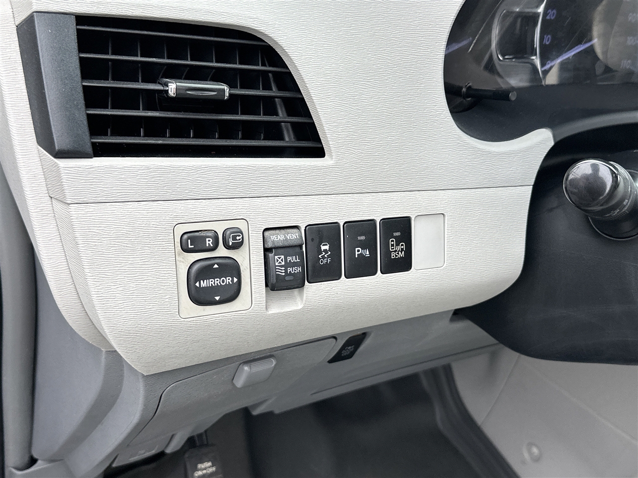 Toyota Sienna XLE FWD 8-Passenger V6 2013 Toyota Sienna XLE FWD 8-Passenger V6 2013