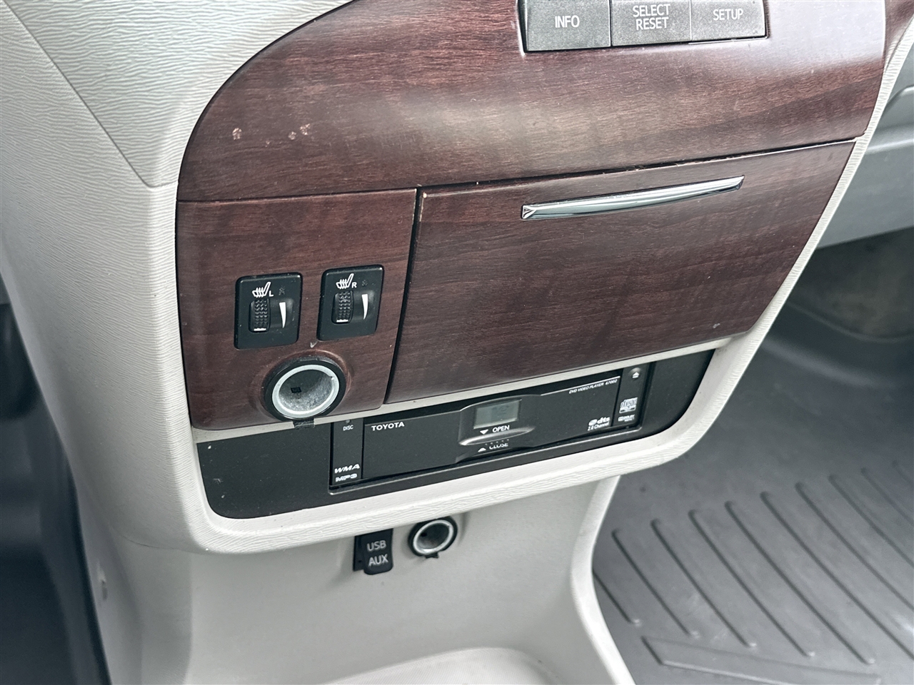 Toyota Sienna XLE FWD 8-Passenger V6 2013 Toyota Sienna XLE FWD 8-Passenger V6 2013