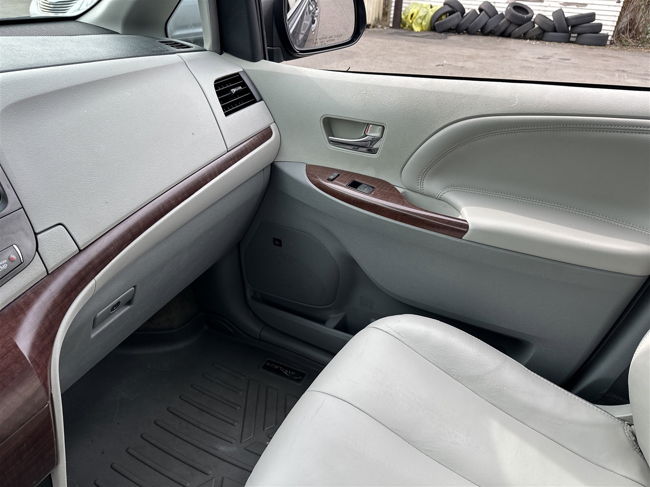 Toyota Sienna XLE FWD 8-Passenger V6 2013 Toyota Sienna XLE FWD 8-Passenger V6 2013