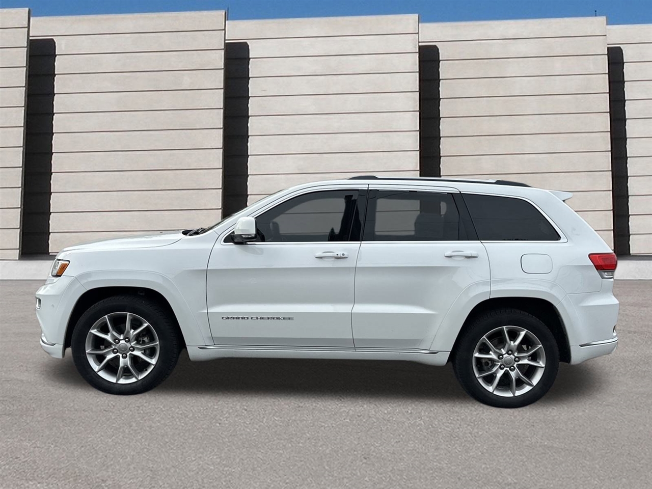 2016 Jeep Grand Cherokee Summit photo 3