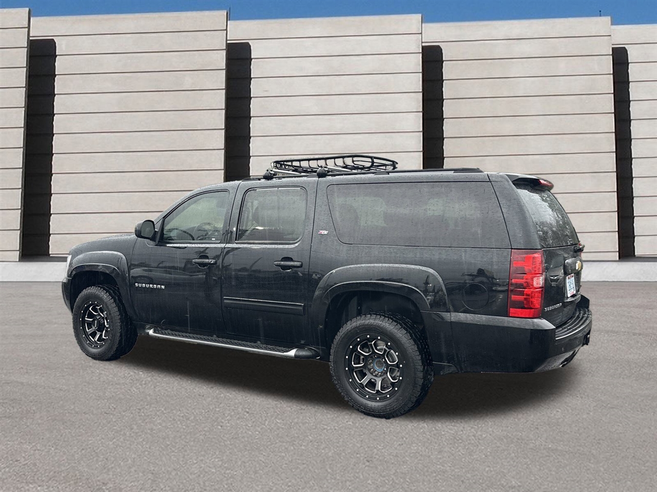 2014 Chevrolet Suburban LT 1500 photo 2