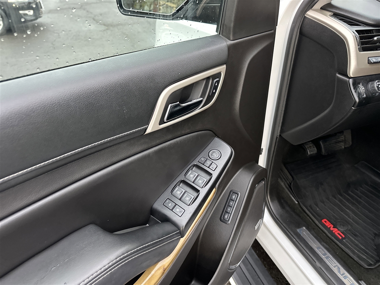 GMC Yukon Denali 4WD 2017