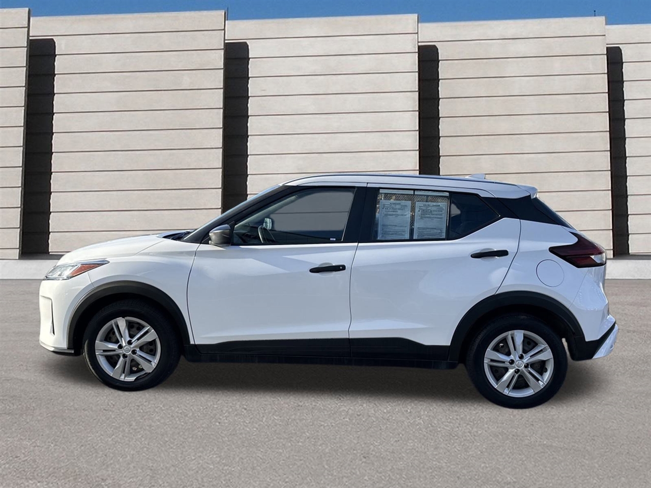 2022 Nissan Kicks S photo 3
