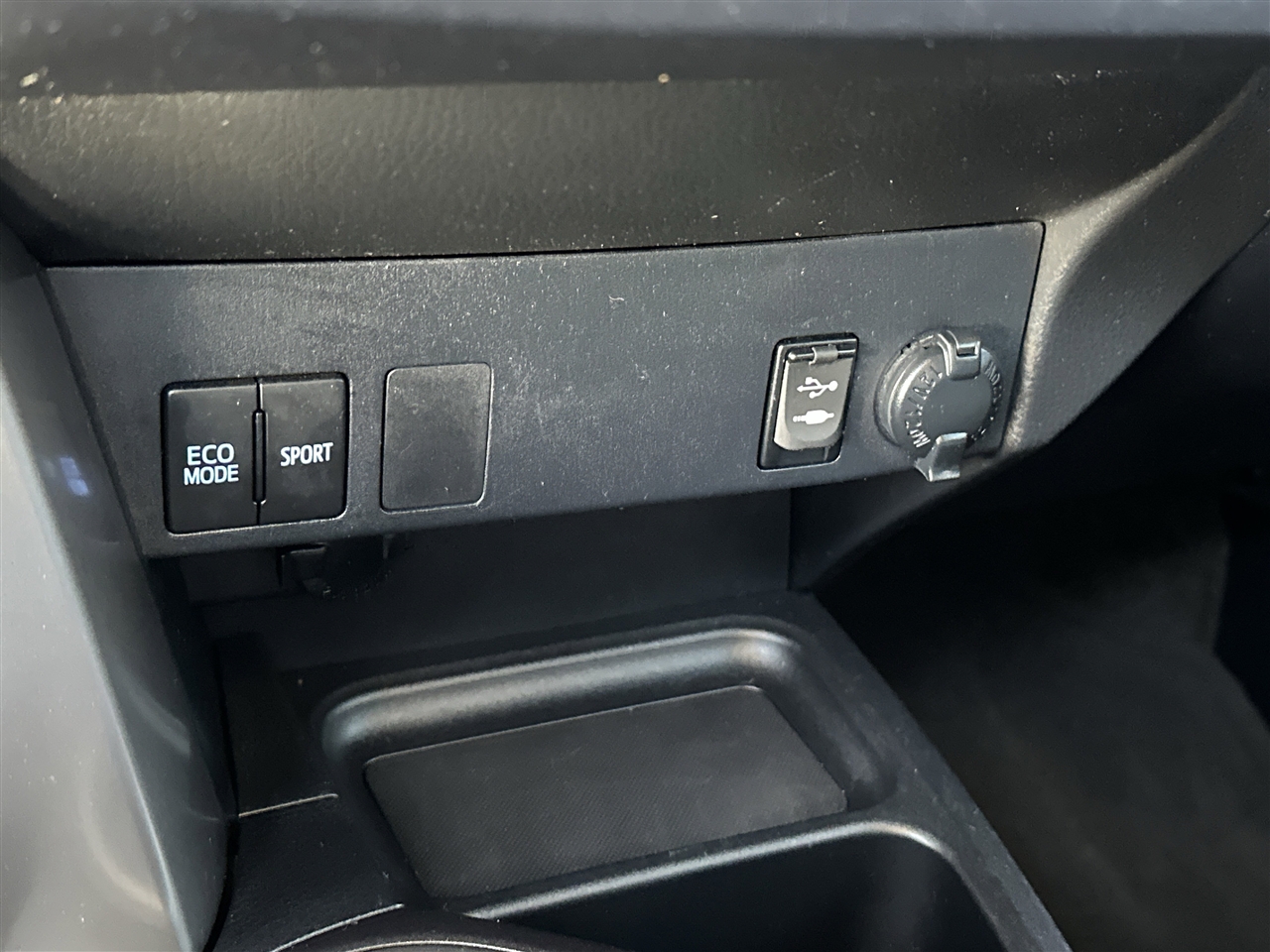 Toyota RAV4 LE FWD 2016