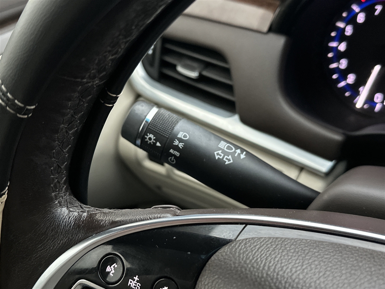 Cadillac XTS 4dr Sdn Luxury FWD 2016