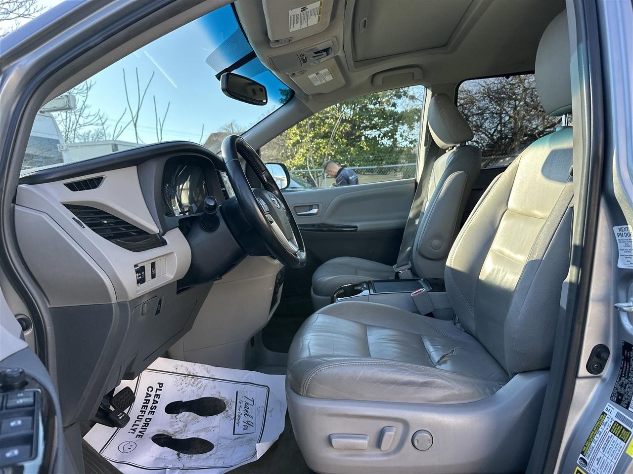 Toyota Sienna XLE FWD 8-Passenger V6 2016