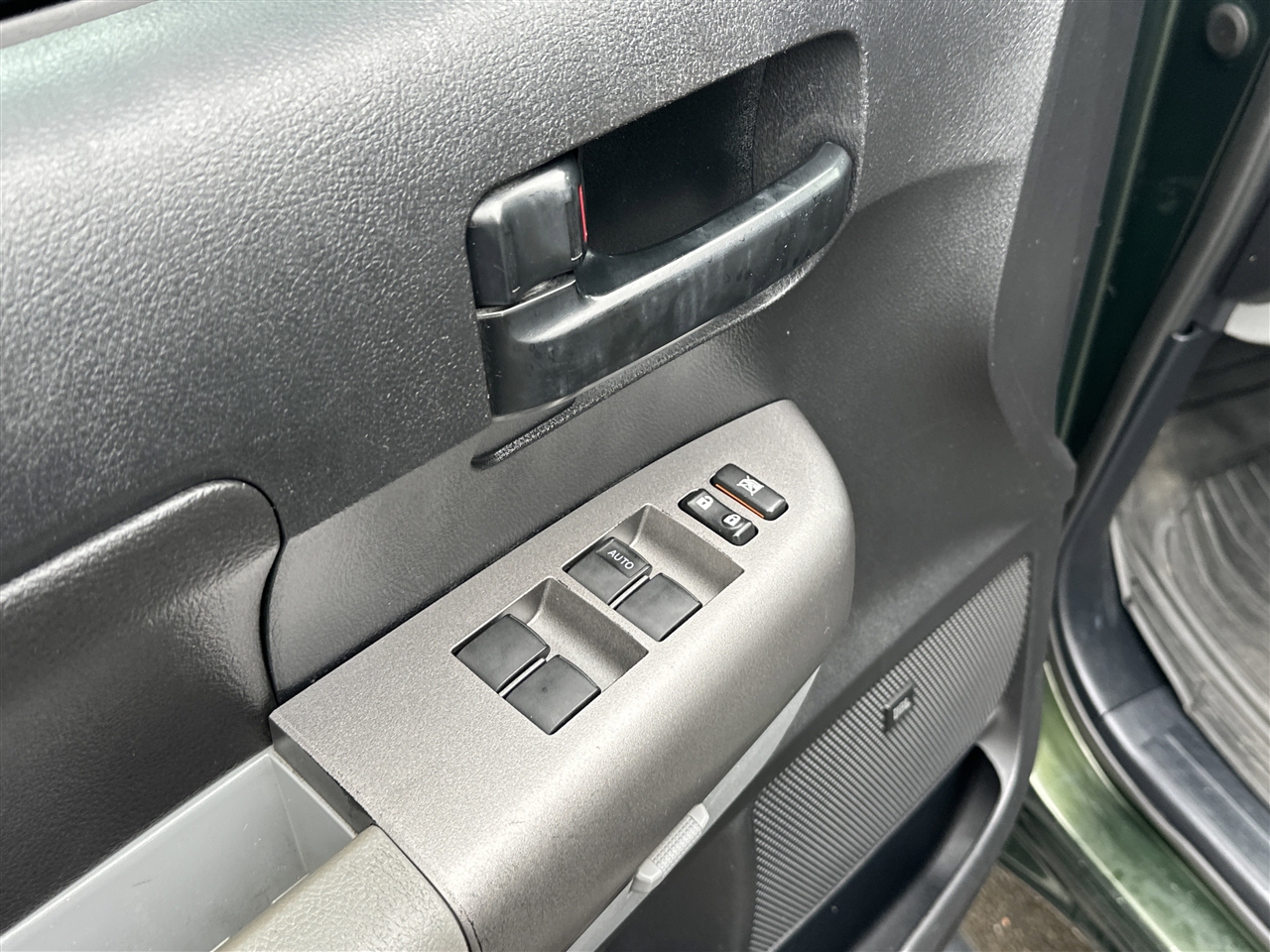 Toyota Tundra Tundra-Grade CrewMax 5.7L 4WD 2010