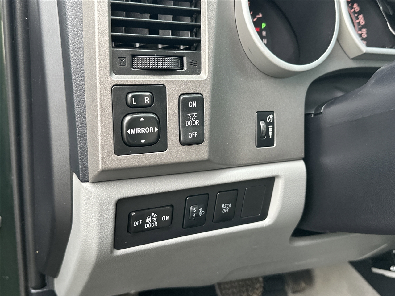 Toyota Tundra Tundra-Grade CrewMax 5.7L 4WD 2010