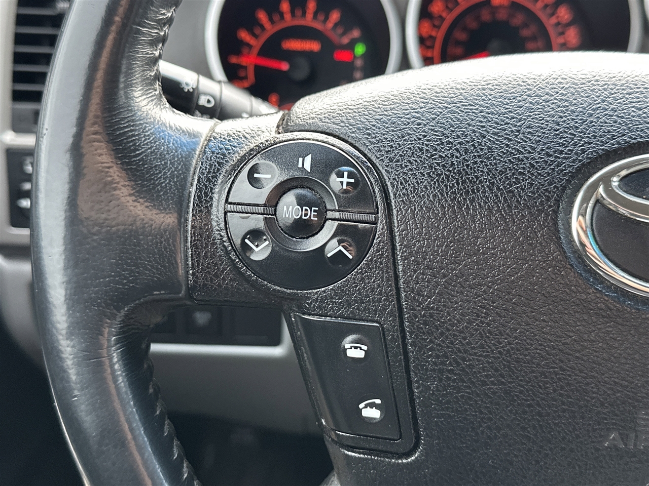 Toyota Tundra Tundra-Grade CrewMax 5.7L 4WD 2010