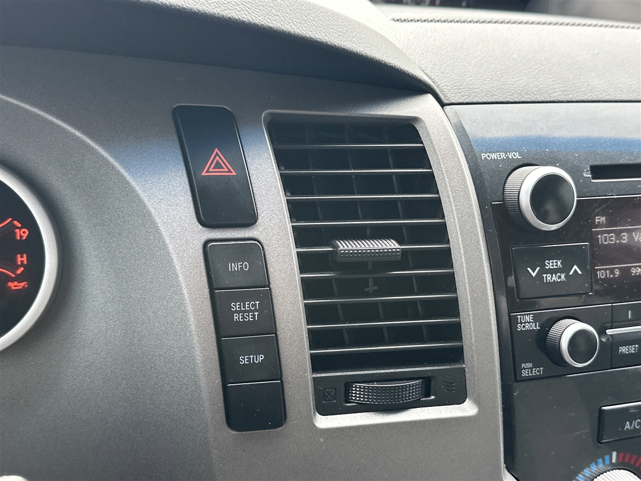 Toyota Tundra Tundra-Grade CrewMax 5.7L 4WD 2010