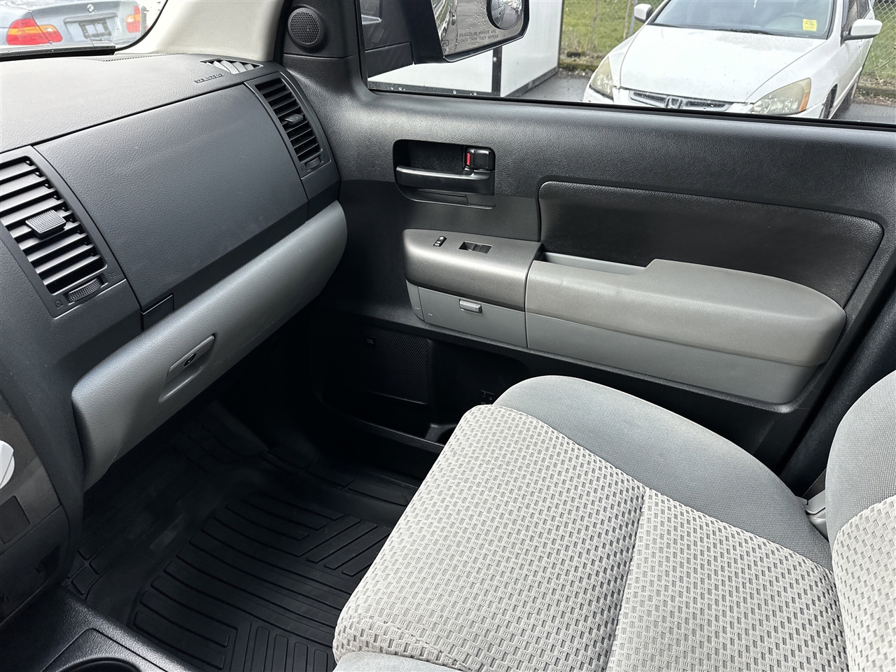 Toyota Tundra Tundra-Grade CrewMax 5.7L 4WD 2010