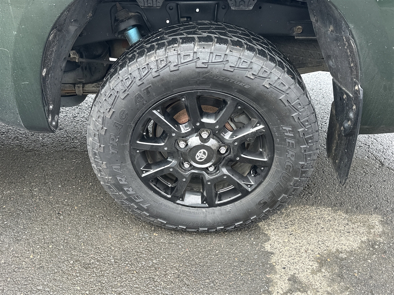 Toyota Tundra Tundra-Grade CrewMax 5.7L 4WD 2010