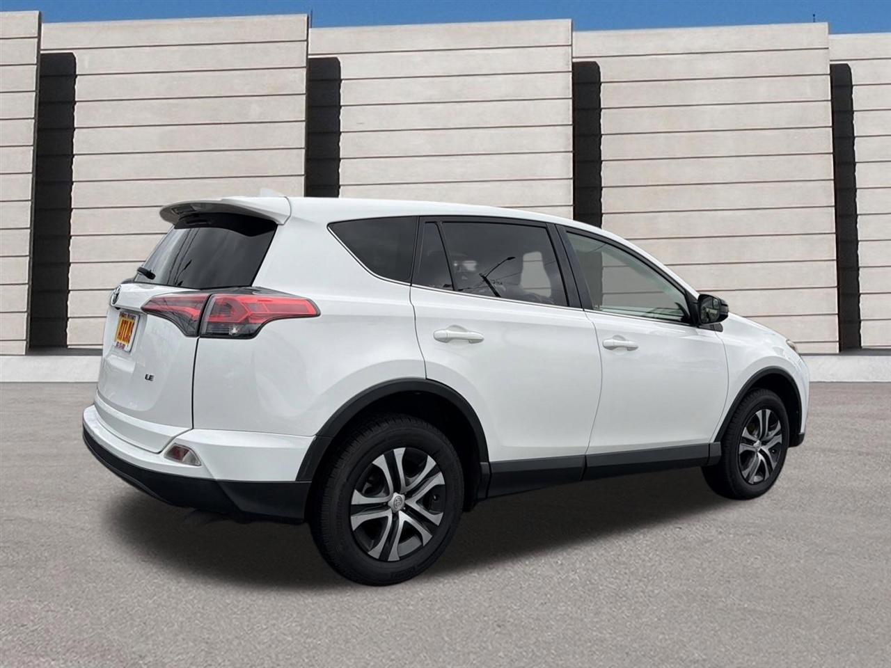 Toyota RAV4 LE FWD 2017