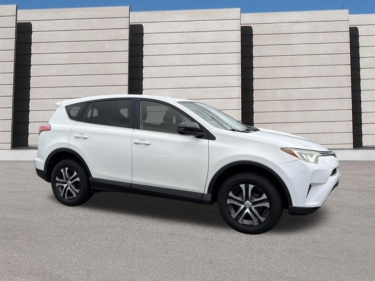 Toyota RAV4 LE FWD 2017