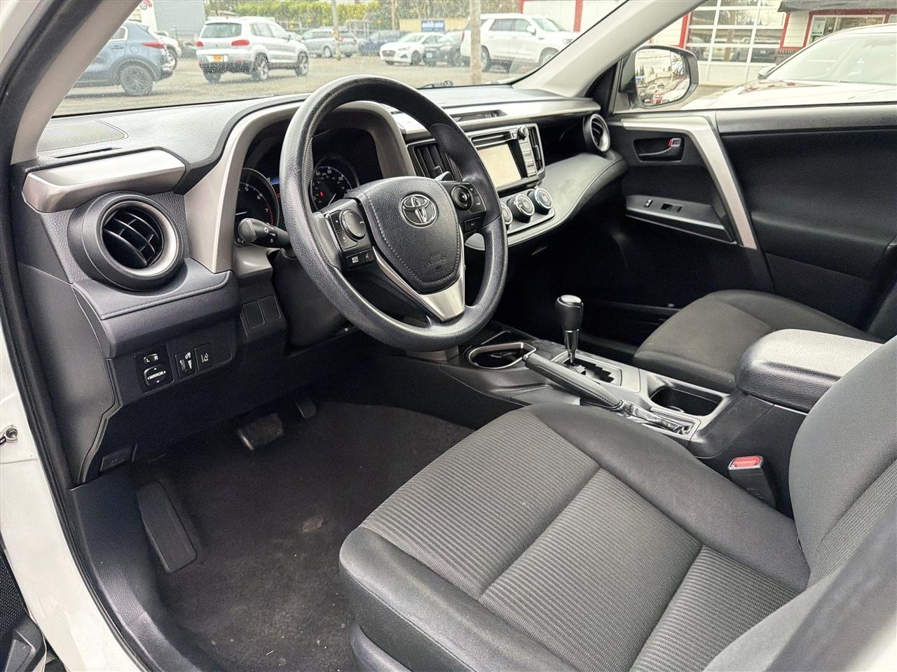 Toyota RAV4 LE FWD 2017