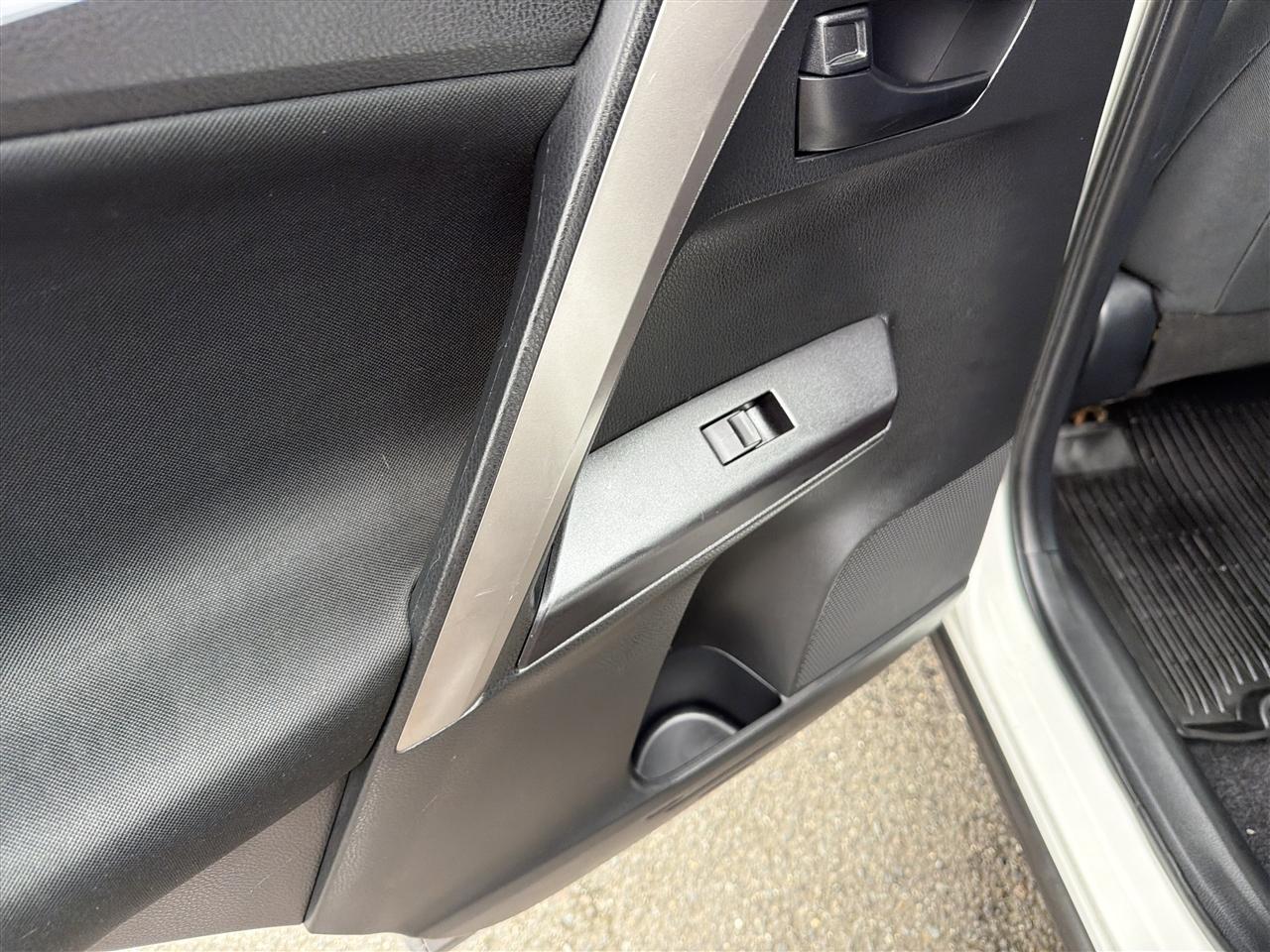 Toyota RAV4 LE FWD 2017