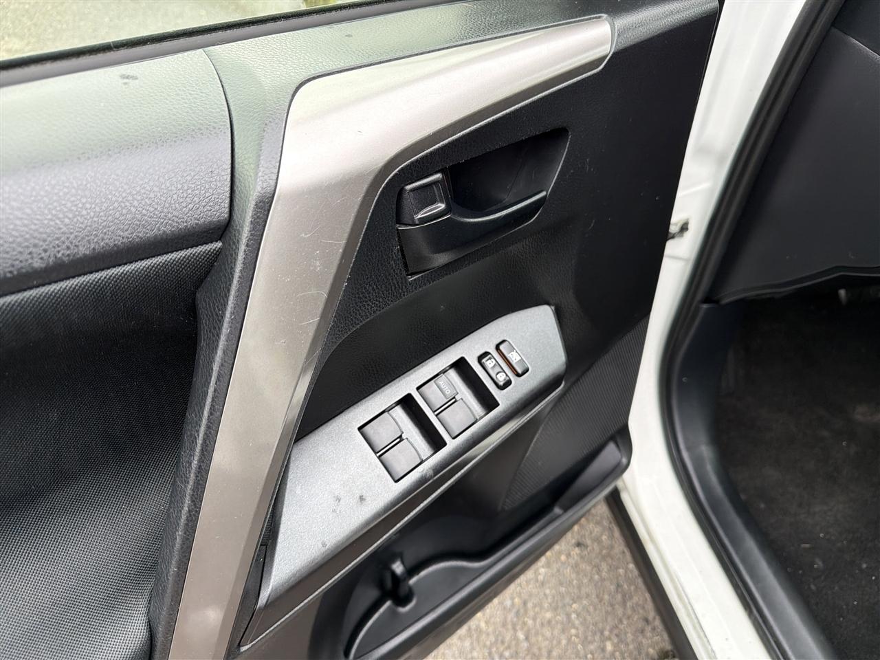 Toyota RAV4 LE FWD 2017