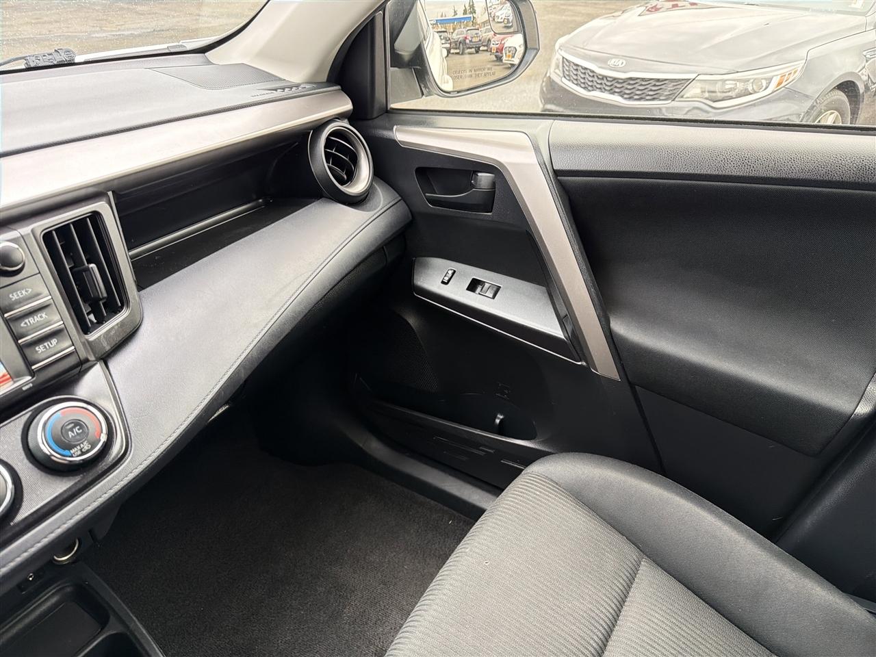 Toyota RAV4 LE FWD 2017