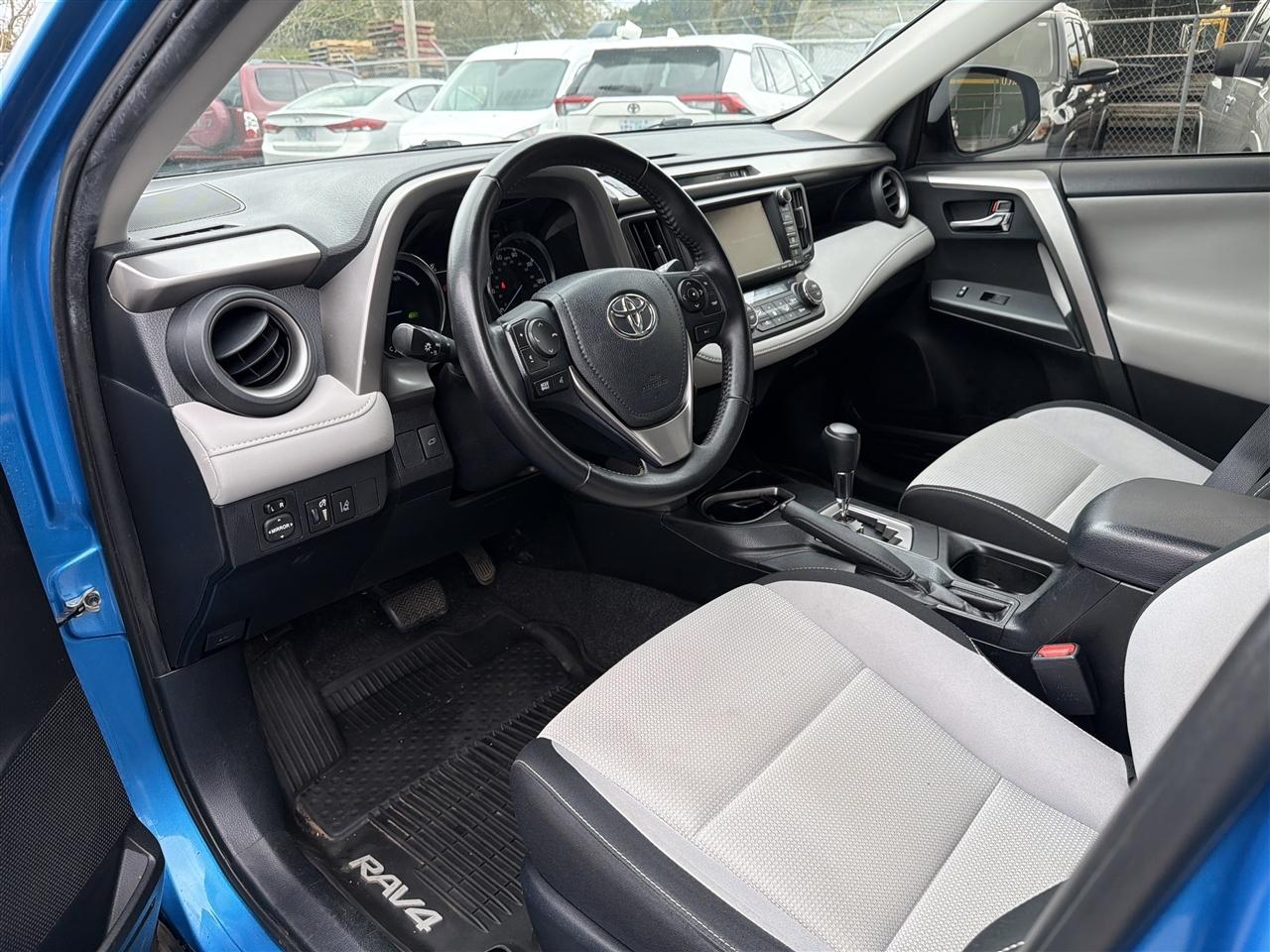 Toyota RAV4 Hybrid XLE 2017