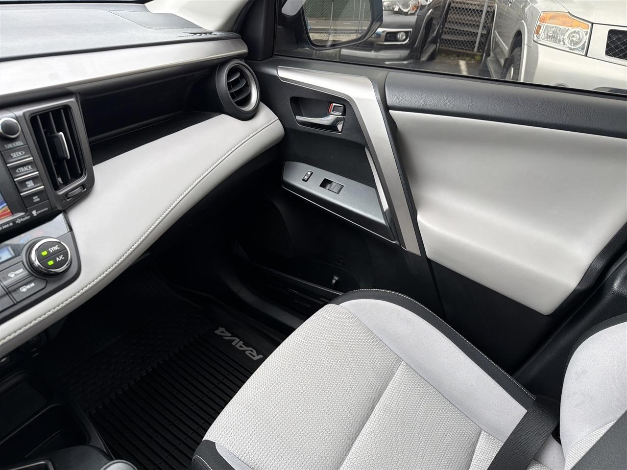 Toyota RAV4 Hybrid XLE 2017