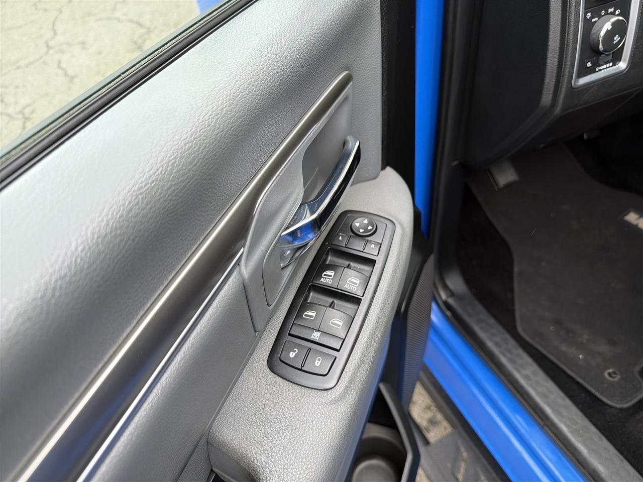 RAM 1500 SLT Crew Cab SWB 4WD 2015