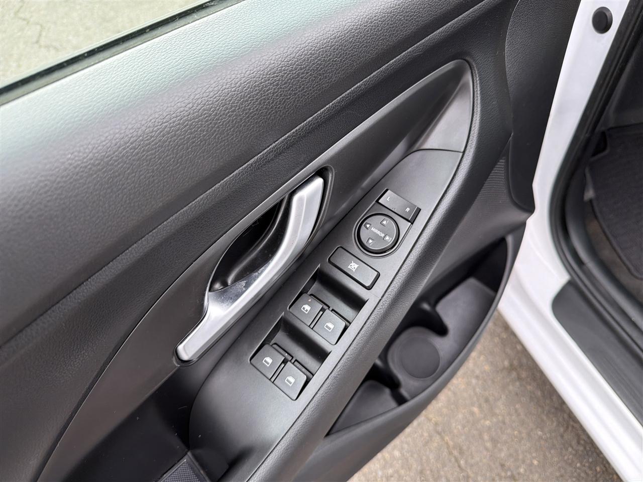 Hyundai Elantra GT Base 6A 2019