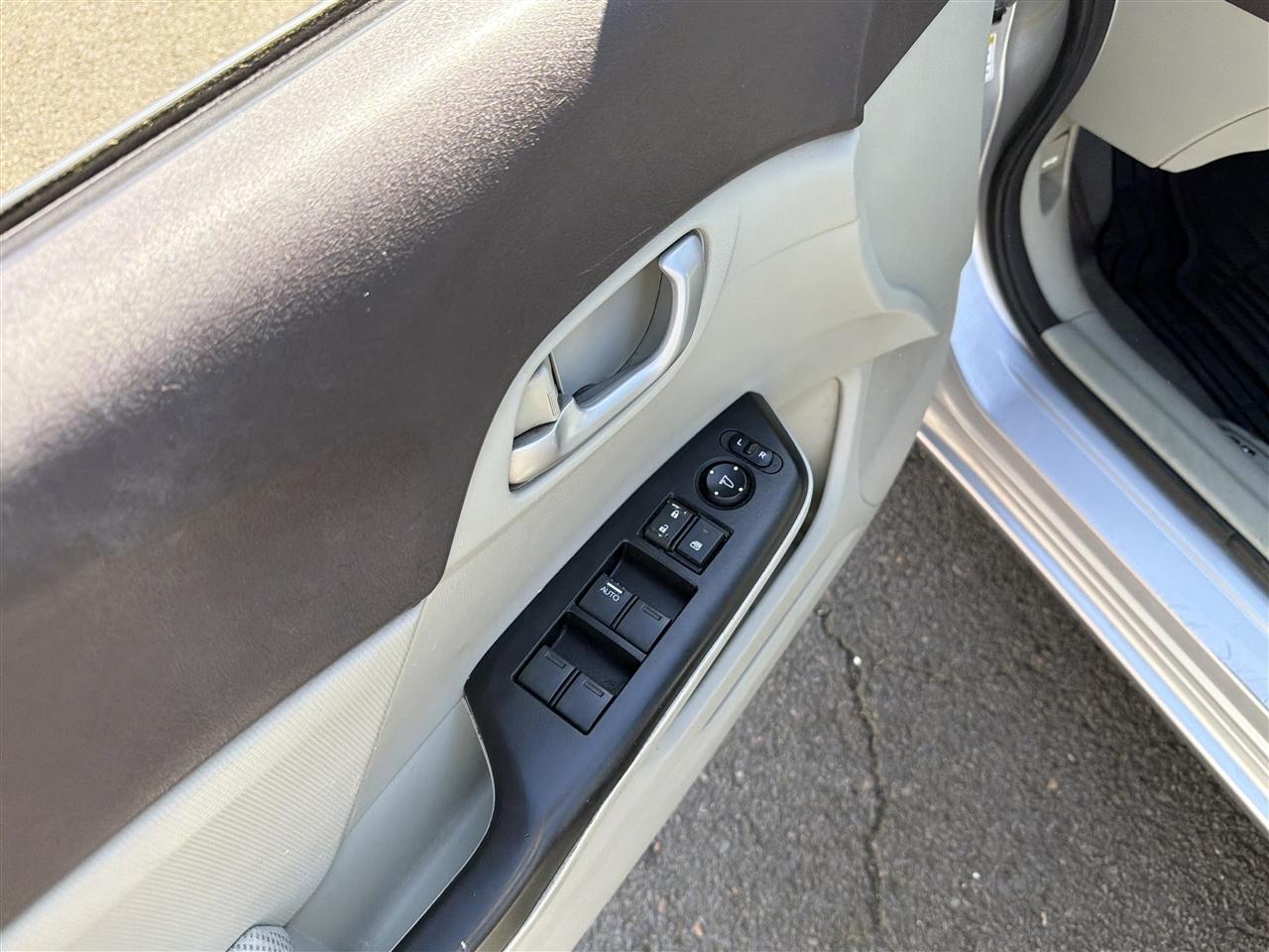 Honda Civic LX Sedan 5-Speed AT 2012