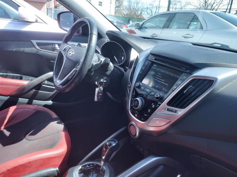 Hyundai Veloster Base 2012