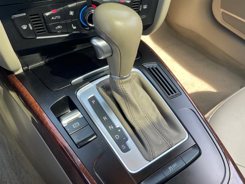 Audi A4 2.0T Sedan quattro Tiptronic 2012 Audi A4 2.0T Sedan quattro Tiptronic 2012