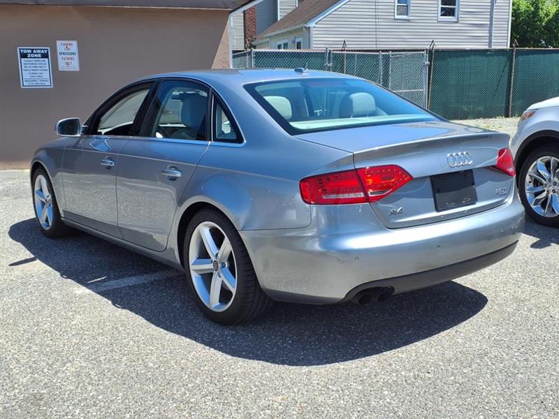 Audi A4 2.0T Sedan quattro Tiptronic 2011