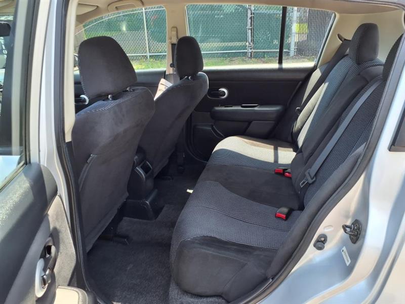 Nissan Versa 1.8 SL Hatchback 2012 Nissan Versa 1.8 SL Hatchback 2012