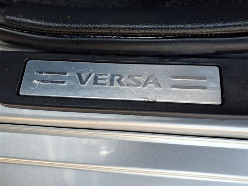 Nissan Versa 1.8 SL Hatchback 2012 Nissan Versa 1.8 SL Hatchback 2012