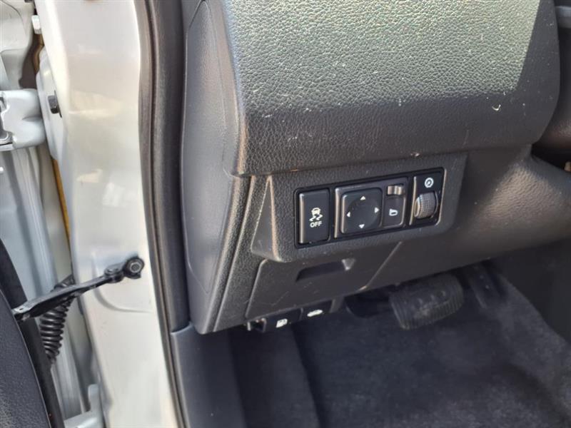 Nissan Versa 1.8 SL Hatchback 2012 Nissan Versa 1.8 SL Hatchback 2012