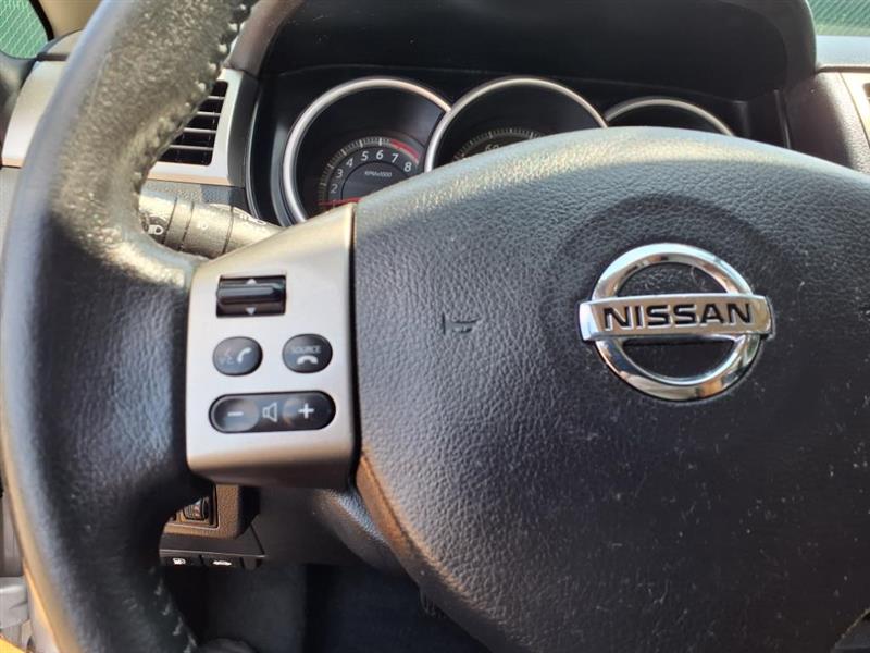 Nissan Versa 1.8 SL Hatchback 2012 Nissan Versa 1.8 SL Hatchback 2012