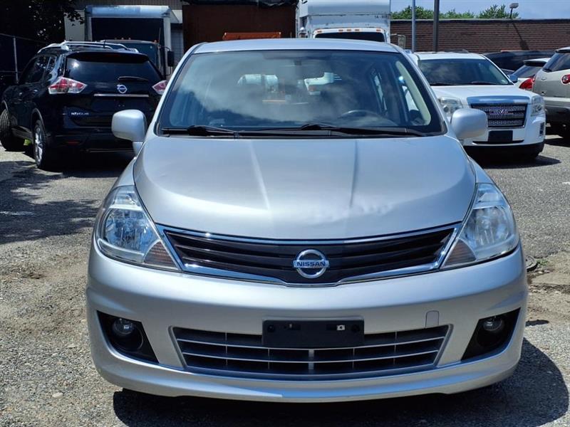 Nissan Versa 1.8 SL Hatchback 2012