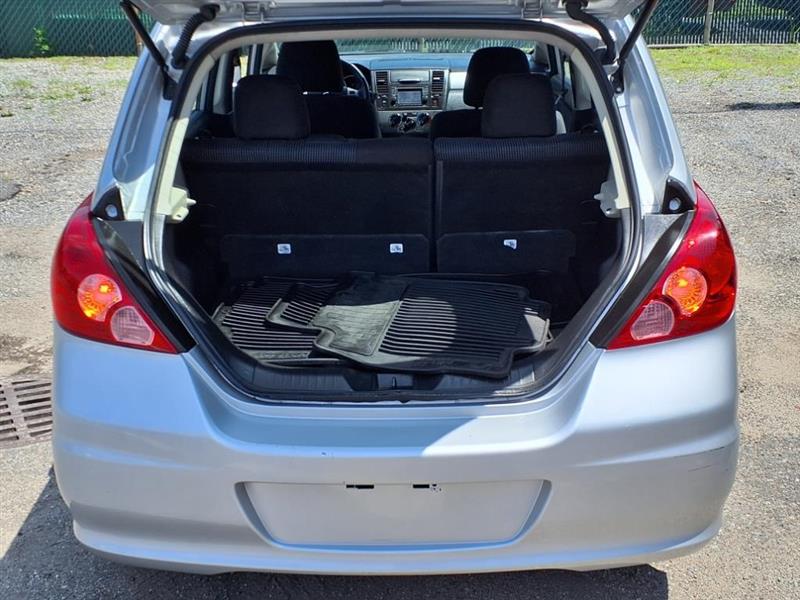 Nissan Versa 1.8 SL Hatchback 2012