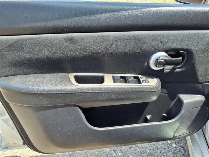 Nissan Versa 1.8 SL Hatchback 2012