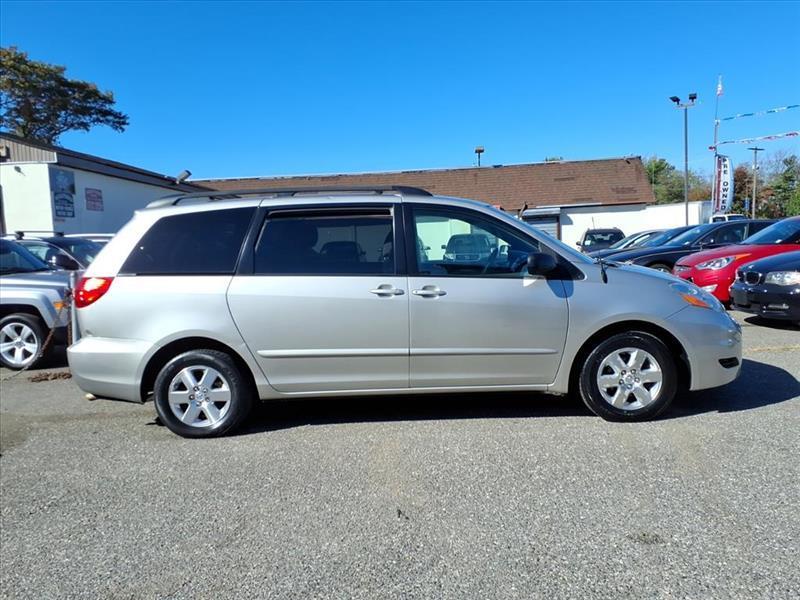 Toyota Sienna CE FWD 7-Passenger 2009