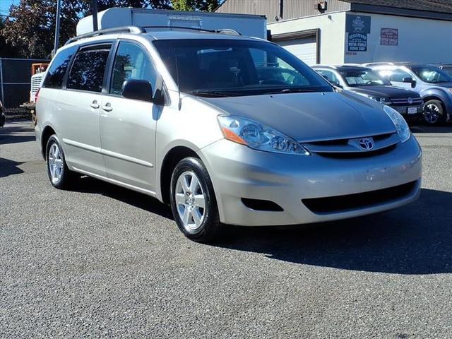 2009 Toyota Sienna CE 7-Passenger Marrón (Tan) Minivan Tracción delantera 5 velocidades Automática